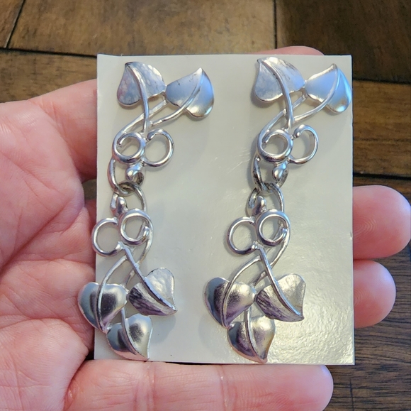Silver color leaf dangling earrings - Picture 3 of 5